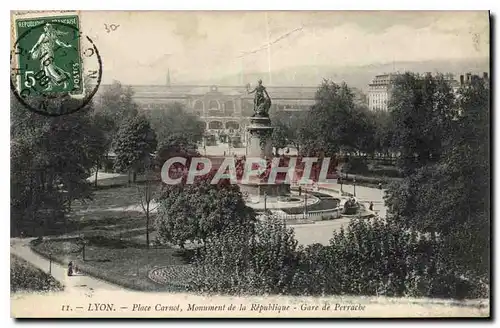 Cartes postales Lyon La Place Carnot Monument de la Republique et Gare de Perrache