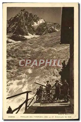 Cartes postales Chamonix Pavillon des Pyramides (1895 m)et Aiguille du Midi