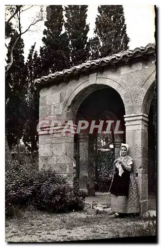 Cartes postales Provence jeune fille en costume de Comtadine