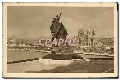 Ansichtskarte AK Marseille vue sur la Cathedrale et le port de la Joliette prise des Jardins du Pharo