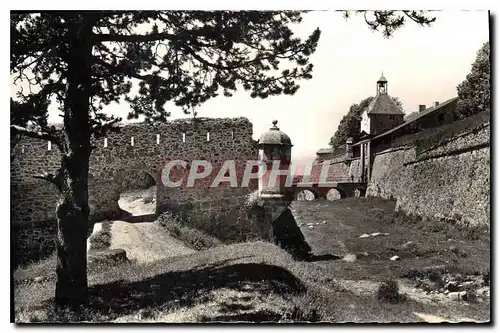 Cartes postales Mont Louis Les remparts et la porte de la Citadelle