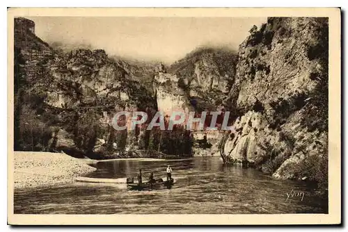 Cartes postales Gorges du Tarn Castelbouc Lozere Le Tarn au pied du Village et du Vieux Chateau