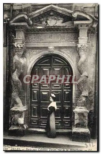 Cartes postales Arles Porte aux Colonnes Torses rue de la Republique