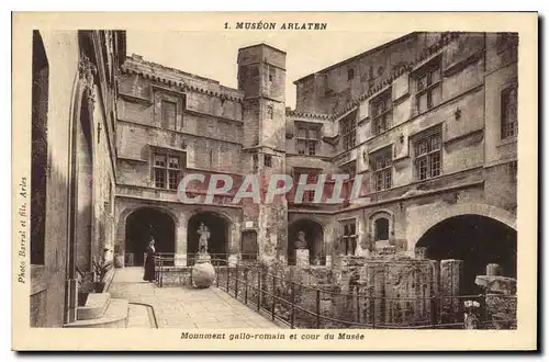 Cartes postales Museon Arlaten Monument gallo romain et cour du Musee