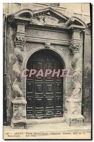 Ansichtskarte AK Arles Porte Ranaissance Colonnes Porche Rue de la Republique