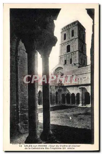 Ansichtskarte AK Arles sur Rhone Cour du Cloitre et clocher de la Cathedrale Ste Trophime XII siecle