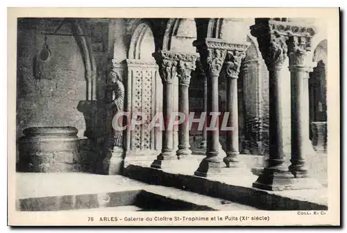 Cartes postales Arles Galerie du Cloitre St Trophime et le Puits XI siecle