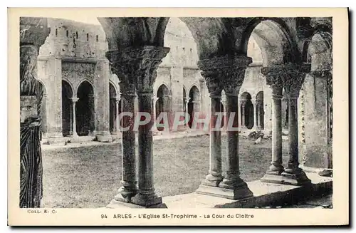 Cartes postales Arles L'Eglise St Trophime La Cour du Cloitre