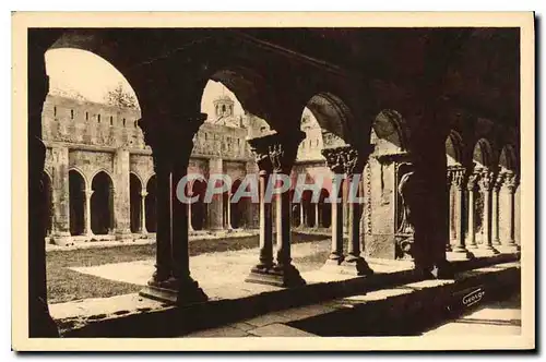 Cartes postales Arles sur Rhone Cour du Cloitre Saint Trophime et Clocher de l'Homme de Bronze