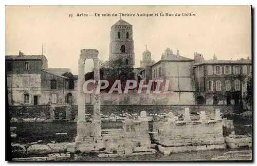 Cartes postales Arles Un coin du Theatre Antique et la Rue du Cloitre