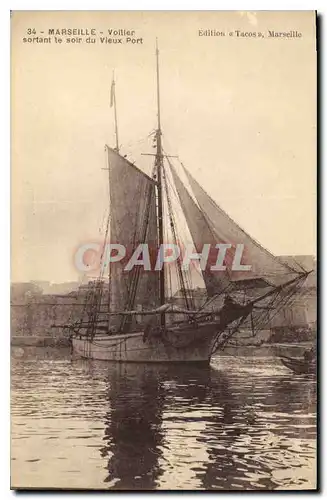 Ansichtskarte AK Marseille Voilier sortant le soir du Vieux Port Bateau Voilier