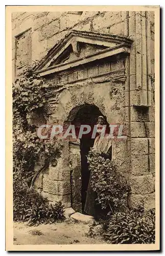 Cartes postales Paysages et Pierres de Provence jeune fille et vieilles pierres a Saint Remy