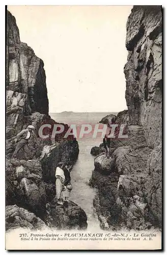 Ansichtskarte AK Perros Guirec Ploumanach C du N le Gouffre situe a la pointe du Diable entre deux rochers