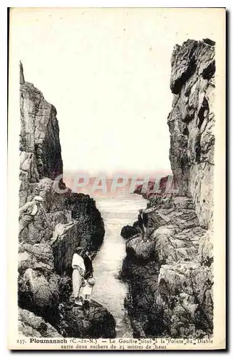 Cartes postales Ploumanach C du N le Gouffre situe a la pointe du diable entre deux rochers