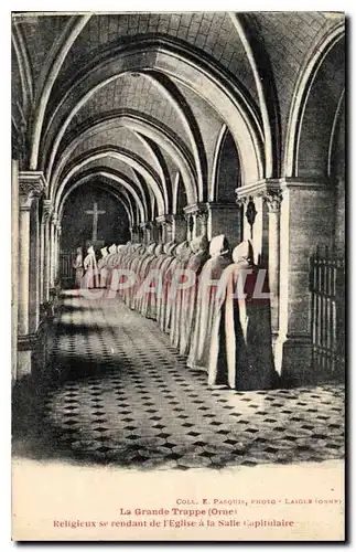 Cartes postales La Grande Trappe Orne Religieux se redant de l'Eglise a la Salle Capitulaire