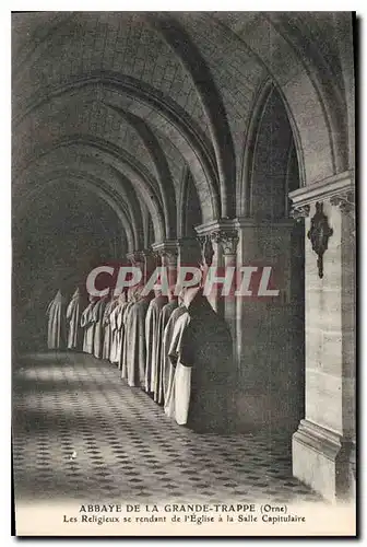 Ansichtskarte AK Abbaye de La Grande Trappe Orne Les Religieux se tendant de l'Eglise a la Salle Capitulaire