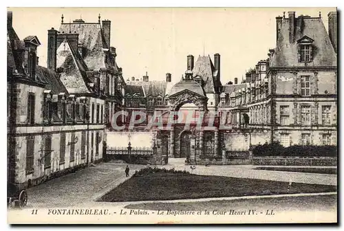 Cartes postales Fontainebleau  Le Palais Le Baptistere et la Cour Henri IV