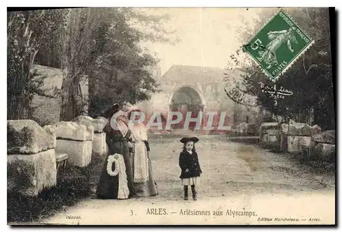 Ansichtskarte AK Arles Arlesiennes aux Alyscamps