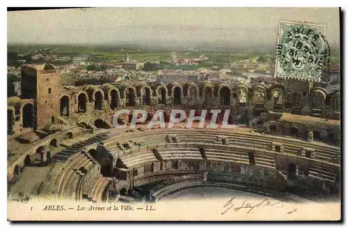 Ansichtskarte AK Arles Les Arenes et la Ville