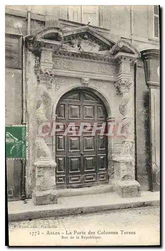 Ansichtskarte AK Arles La Porte des Colonnes Torses Rue de la Republique