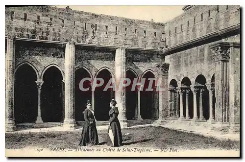 Cartes postales Arles Arlesiennes au Cloitre de Saint Trophime