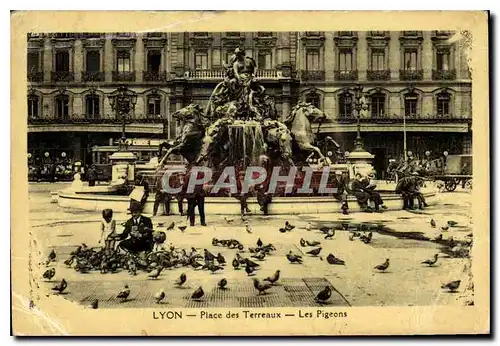 Cartes postales Lyon Place des Terreaux Les Pigeons