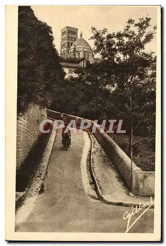 Cartes postales A G A Angouleme Vieille Rue Saint Martin et la Cathedrale