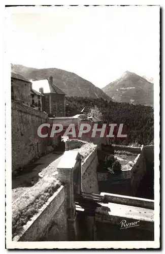 Cartes postales Briancon HA Portes d'Embrun avec les Remparts Dans le fond Pic du Melezin