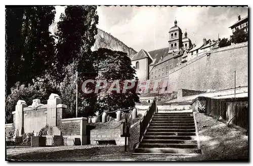 Ansichtskarte AK Briancon Htes Alpes Le Monument aux Morts et la Cathedrale