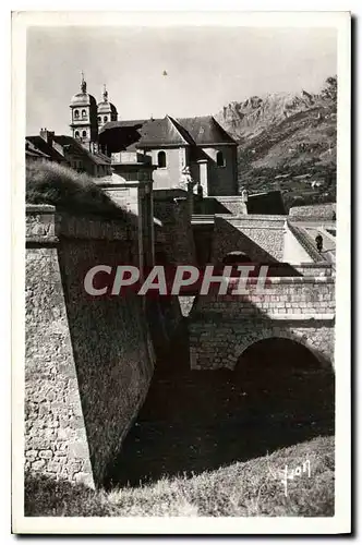 Ansichtskarte AK Briancon Hautes Alpes La Porte de Pignerol et la Collegiale Notre Dame