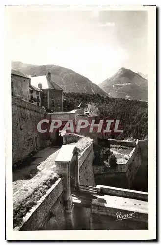 Cartes postales Briancon Hautes Alpes Portes d'Embrun avec les Remparts Dans le fond  Pic du Melezin