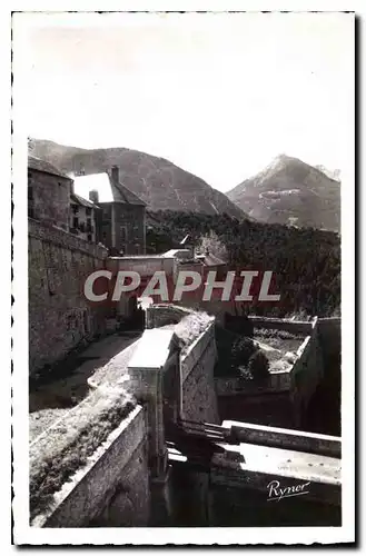 Cartes postales Briancon HA Portes d'Embrun avec les Remparts Dans le fond Plc du Melezin