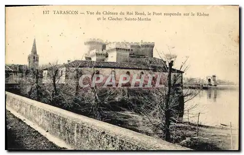 Ansichtskarte AK Tarascon Vue du Chateau du Roi Rene le Pont suspendu sur le Rhone et le Clocher Sainte Marthe