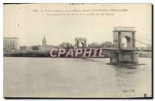Ansichtskarte AK Le Pont suspendu sur le Rhone reliant Tarascon a Beaucaire Le Chateau du Roi Rene et le Clocher