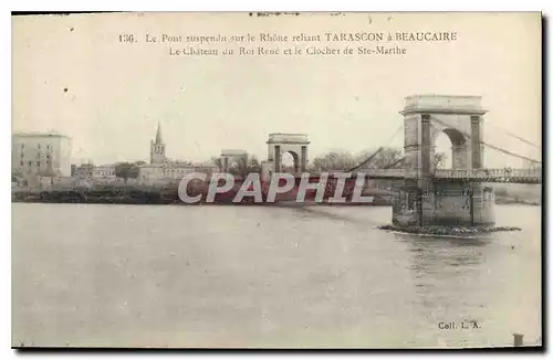 Cartes postales Le Pont suspendu sur le Rhone reliant Tarascon a Beaucaire Le Chateau du Roi Rene et le Clocher