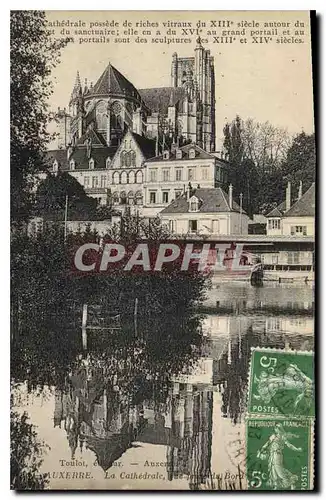 Cartes postales Auxerre la Cathedrale vue prise du Bord Cathedrale Possede de riches vitraux du XIII siecle auto