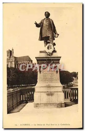 Cartes postales Auxerre la Statue de Paul Bert et la Cathedrale