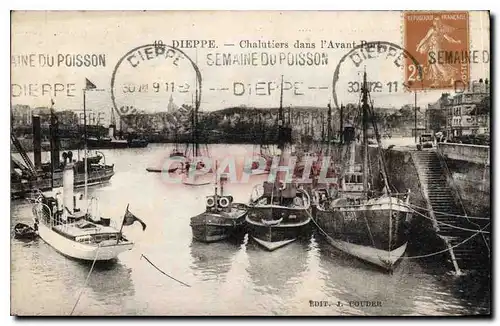 Ansichtskarte AK Dieppe Chalutiers dans l'Avant Port Bateaux