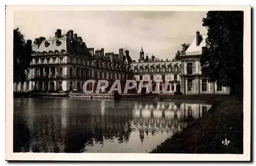 Cartes postales Fontainebleau Le Chateau Cour de la Fontaine et Etang aux Carpes