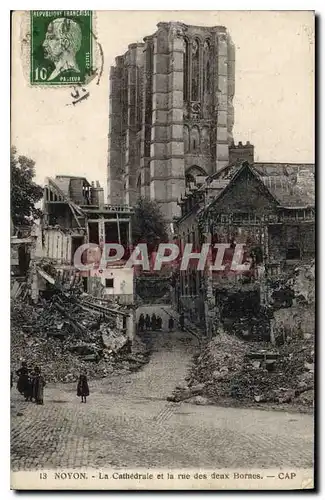 Cartes postales Noyon La Cathedrale et la rue deaux Bornes