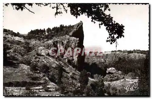 Cartes postales L'Auvergne La Dent du Marais ou Saut de la Pucelle Falaise volconique dominant l'abime de 100m