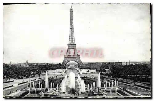 Cartes postales Paris Les Fontaines du Palais de Chaillot et la Tour Eiffel