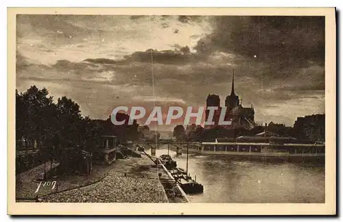 Cartes postales Paris En Flanant Crepuscule sur Notre Dame