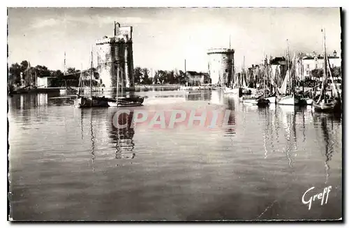 Cartes postales En Aunis La Rochelle Charente Maritime Le Port Tours Saint Nicolas a Gauche et de la Chaine