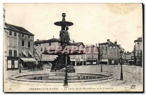 Cartes postales Chalons sur Marne La Place de la Republique et la Fontaine