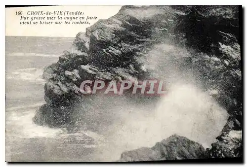 Ansichtskarte AK Croix de Vie Vendee Par grosse mer la vague en furie vient se briser sur les rochers