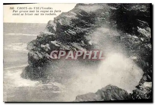 Cartes postales Croix de Vie Vendee Par grosse mer la vague en furie vient se briser sur les rochers