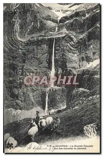 Ansichtskarte AK Les Pyrenees Gavarnie La Grande Cascade vue des Echelles du Saradet Berger Moutons