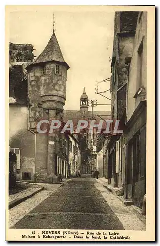 Cartes postales Nevers Nievre Rue de la Loire Maison a Echauguette Dans la Fond La Cathedrale