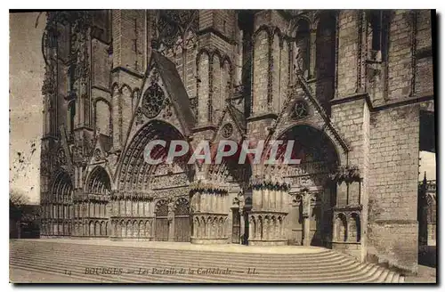 Ansichtskarte AK Bourges Les Portails de la Cathedrale